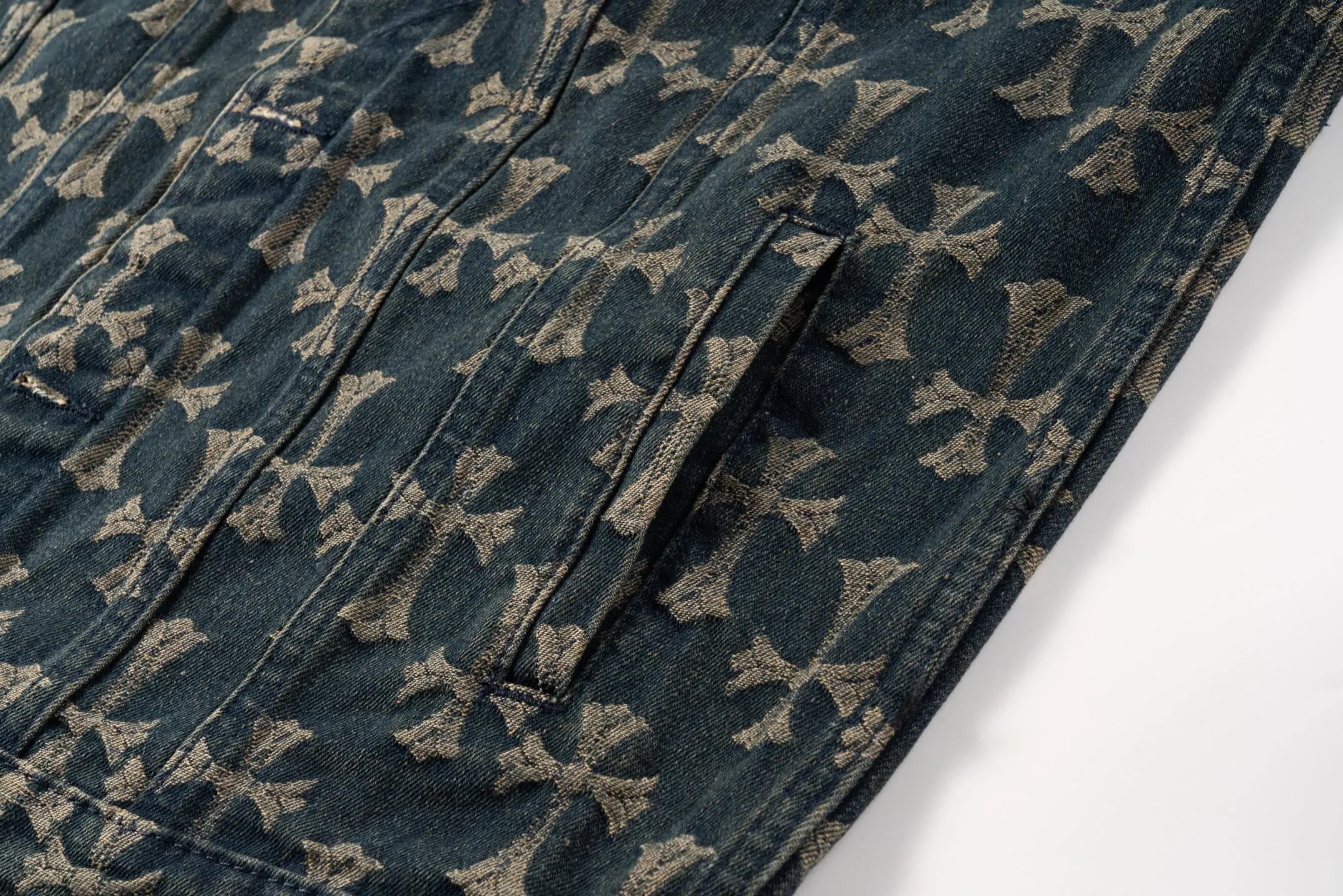 P240 Chrome Hearts | Chrome Hearts CH all-over printed jacquard denim jacket - 2024 autumn new product, the same style as the Internet celebrity star's cross-printed denim jacket, with unique cross design elements and all-over printing, full of design sense. It is made of 100% denim cotton fabric with heavy coarse yarn count, which ensures a stiff and tough silhouette while being soft, comfortable and breathable. The lapel is designed with silver buttons and is full of texture.  The classic dark yellow cross logo is all over the dress. It is generous and full of personality without being exaggerated. It is a perfect versatile style for spring and summer!    Custom hardware! Same style for couples!  Three standards are complete, the same style for men and women, non-market ordinary version, feel free to compare, the quality is absolutely guaranteed. Style number: 1651# Color: blue Size: S M L XL